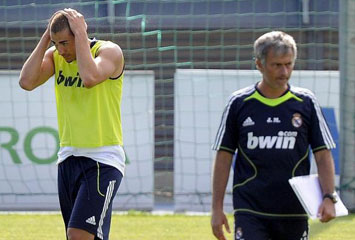 Benzema y Mourinho durante un entrenamiento