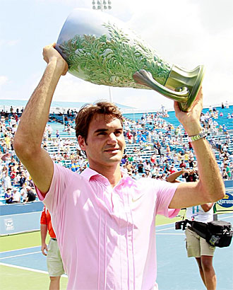 Federer levanta el trofeo como campen del Masters 1000 de Cincinnati.