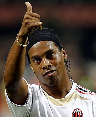 Ronaldinho realiza su clsico saludo en un partido de pretemporada con el Milan.