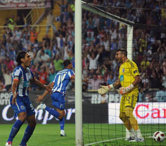 Roberto se lamenta dentro de la portera del Benfica, tras marcar gol el Oporto durante el partido de la Supercopa de Portugal.