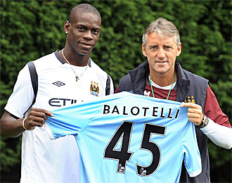 Balotelli y Mancini, en la presentacin del nuevo jugador del City