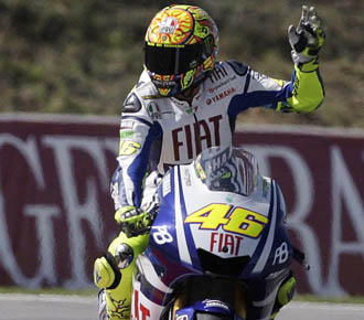Rossi saluda al pblico en el pasado Gran Premio de Breno.