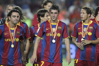 Villa y Adriano, junto a Messi, tras ganar la Supercopa de Espaa