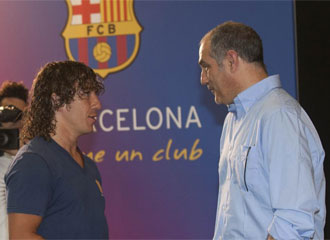 Andoni Zubizarreta charla con Carles Puyol en un acto del FC Barcelona