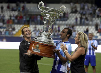 Arnau recoge el trofeo Costa del Sol en la Rosaleda