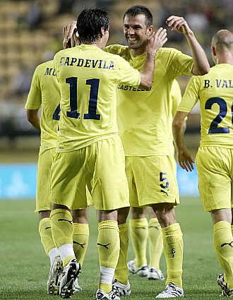 Capdevila se abraza a Marchena en el partido de la Europa League