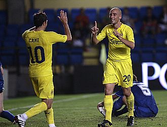 Borja Valero y Cani celebran uno de los goles conseguidos en la ida en Villarreal.