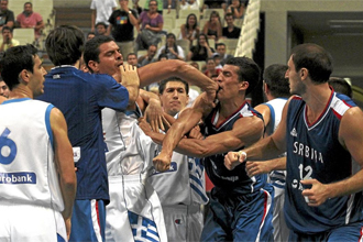 Imagen de la pelea entre Serbia y Grecia.