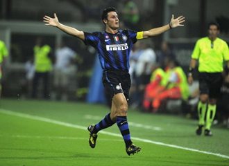 Zanetti celebra el ttulo de la Supercopa de Italia.