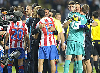 De Gea se abraza a Julio Cesar al finalizar el partido