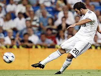 Higuan dispara durante el partido del pasado martes entre Real Madrid y Pearol.
