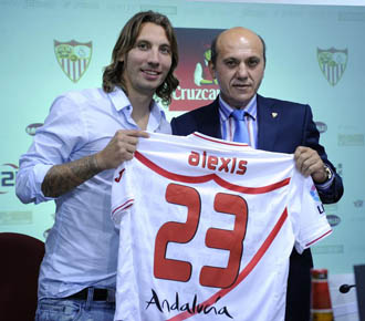 Alexis, el da de su presentacin como nuevo jugador del Sevilla junto al presidente hispalense Jos Mara del Nido.