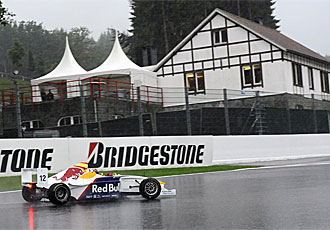 Carlos Sainz Jr. conduce bajo la lluvia en Spa