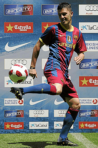 Villa da toques al baln durante su presentacin con el Barcelona.