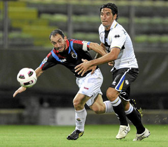 Munitis se zafa con un defensa rival, en el partido amistoso de este verano entre el Parma y el Racing.