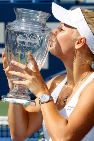 Caroline Wozniacki posa con el trofeo de campeona en New Haven.