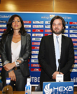Yasmin, junto al dueo del Mlaga en una conferencia de prensa