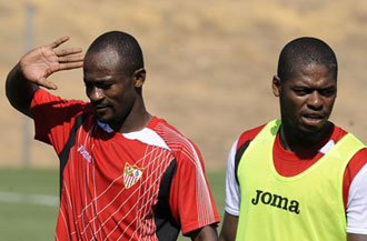 Zokora y Romaric en un entrenamiento del Sevilla