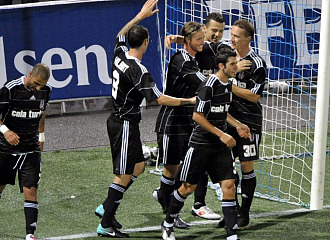 Guti es felicitado por sus compaeros tras marcar un gol.