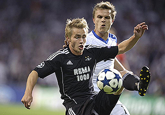 Trond Olsen (izqda.) controla un baln ante Jesper Gronkaer (dcha.) en el partido de la vuelta de la previa de Champions entre Rosenborg y Copenhage.