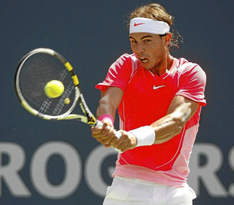 Rafa Nadal golpea la bola en el torneo de Canad, uno de los ltimos torneos antes de disputar el US Open.