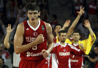 Ersan Ilyasova celebrando el triunfo contra Grecia