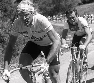 Bernard Hinault, a rueda de Fignon, fue compaero de equipo y rival en la carretera del galo.