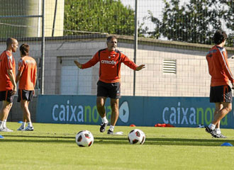 Paco Herrera dirige un entrenamiento con el Celta