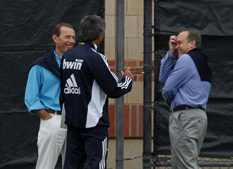 Pardeza, Mourinho y Butragueo charlan a la salida del entrenamiento blanco