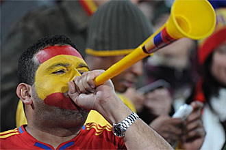 Un aficionado espaol sopla una vuvuzela antes del partido frente a Honduras.