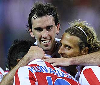 Godn abraza a Forln y Agero tras un gol contra el Sporting.