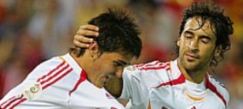 Raúl felicita a Villa durante un partido de La Roja