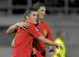 Villa y Torres celebran uno de sus goles