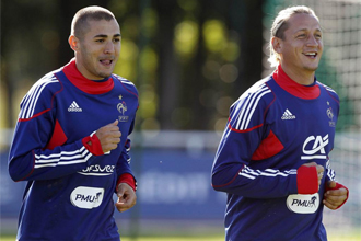 Benzema se entrena junto a Philippe Mexes.
