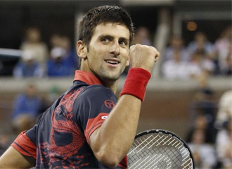 Djokovic celebra su victoria ante Blake.