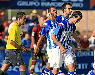 Los jugadores de la Gimnstica de Torrelavega celebran en Tanos uno de los dos goles con los que derrotaron al Oviedo