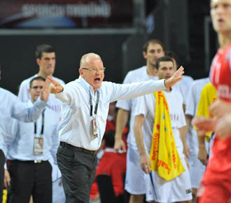 Dusan Ivkovic protesta al fondo en un momento del partido de Octavos de final entre Serbia y Croacia.