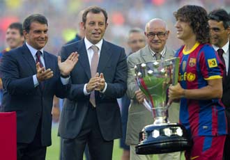 Rosell junto a su predecesor, Laporta, en la entrega del trofeo de la ltima Liga
