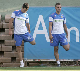 Soldado se ejercita junto a su compaero de delantera, Aduriz, en una sesin de entrenamiento del Valencia.