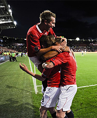 Los jugadores noruegos celebran su gol ante Portugal