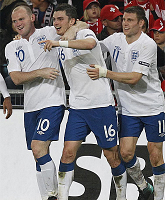 Rooney, Milner y Adam Johnson celebran uno de los goles ante Suiza