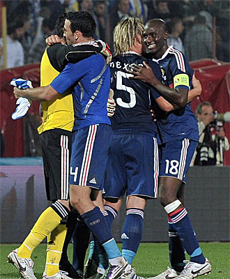 Los jugadores franceses celebran el triunfo ante Bosnia