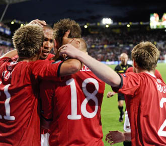 Los jugadores noruegos se abrazan tras conseguir el gol de la victoria ante Portugal.
