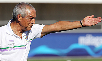 Jesualdo Ferreira hace una indicacin a sus jugadores en un entrenamiento