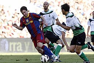Messi avanza con el baln en el choque ante el Racing.