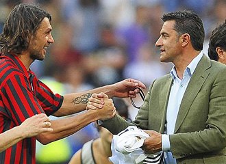 Michel y Maldini se saludan durante un partido de veteranos