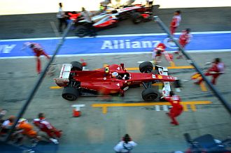 Fernando Alonso hace una entrada en boxes
