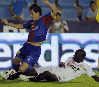 Dabo realiza una entrada a un jugador del Levante en el partido de la primera jornada de Liga.