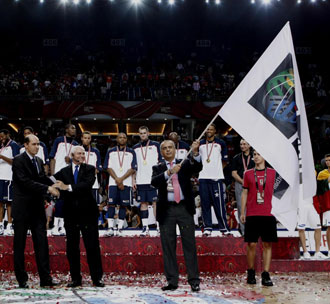 Jos Luis Sez con la bandera de la FIBA
