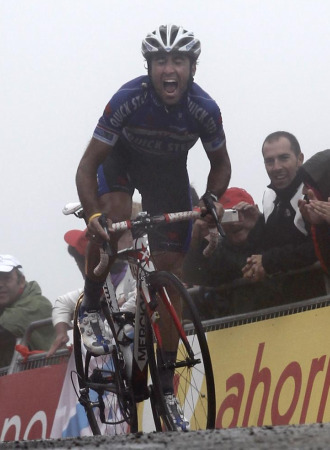 Carlos Barredo llegando a la meta de los Lagos de Covadonga donde se hizo con la victoria.
